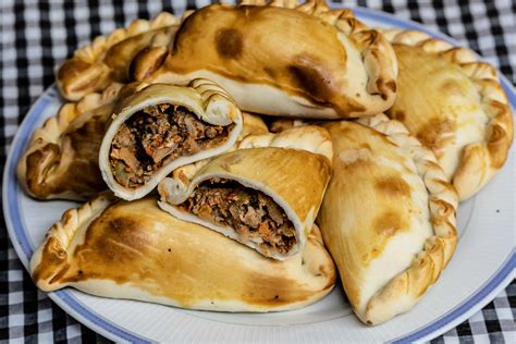  Empanadas de carne picante? Unmatchable Savory Delight Exploding with Aromatic Spices and Juicy Filling!